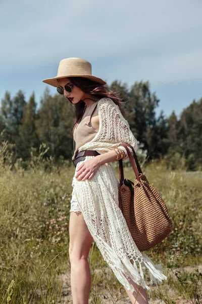 Mulher Jovem Morena Bonita Uma Elegante Roupa Malha Verão Posando — Fotografia de Stock