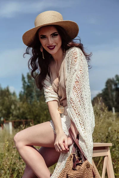 Beautiful Brunette Young Woman Stylish Summer Knit Clothes Posing Outdoor — Stock Photo, Image