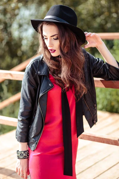 Retrato Brilhante Mulher Morena Vestido Vermelho Casaco Preto Posando Natureza — Fotografia de Stock