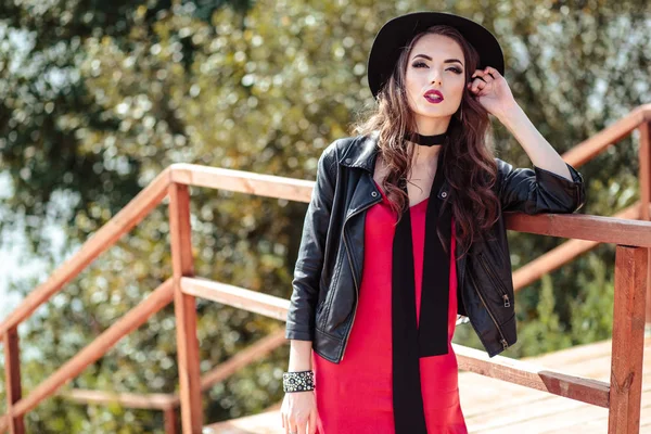 Brillante Retrato Mujer Morena Vestido Rojo Chaqueta Negra Posando Sobre — Foto de Stock