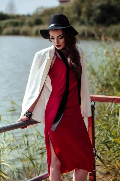Brillante Retrato Mujer Morena Vestido Rojo Chaqueta Blanca Posando Sobre — Foto de Stock
