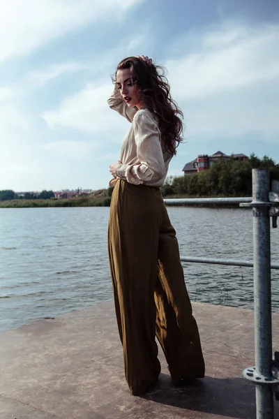 Mulher Moda Jovem Roupas Elegantes Posando Perto Lado Rio Uma — Fotografia de Stock