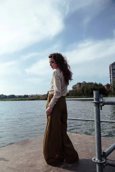 Νέα Μοντέρνα Γυναίκα Κομψά Ρούχα Που Ποζάρουν Κοντά Στο Ποτάμι — Φωτογραφία Αρχείου