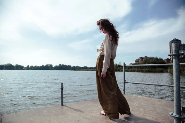 Junge Modische Frau Stylischer Kleidung Posiert Einem Sommerabend Flussnähe Modell — Stockfoto