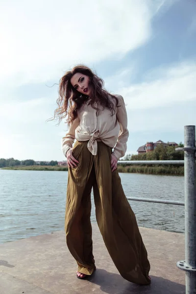 Junge Modische Frau Stylischer Kleidung Posiert Einem Sommerabend Flussnähe Modell — Stockfoto