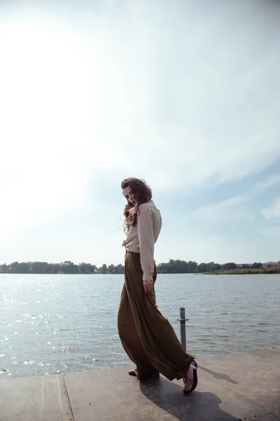 Νέα Μοντέρνα Γυναίκα Κομψά Ρούχα Που Ποζάρουν Κοντά Στο Ποτάμι — Φωτογραφία Αρχείου