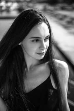 Uzun ipek siyah elbiseli genç güzel kadın bir yatta poz. Lüks yaşam tarzı, yaz saati