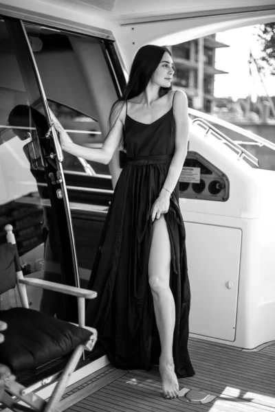 Νεαρή Όμορφη Γυναίκα Ένα Μακρύ Μετάξι Μαύρο Φόρεμα Που Ποζάρει — Φωτογραφία Αρχείου