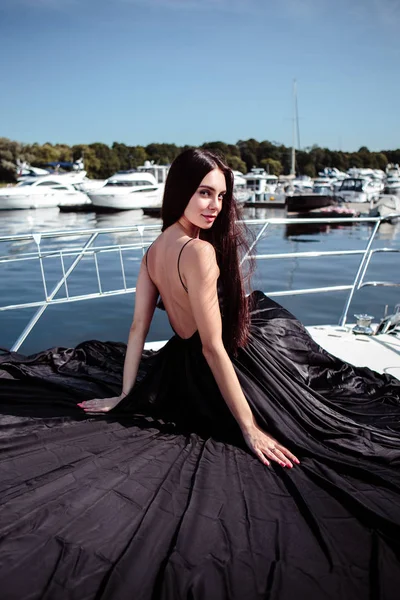 Jeune Belle Femme Dans Une Longue Robe Noire Soie Posant — Photo