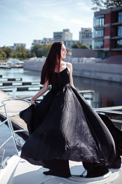 Joven Mujer Hermosa Vestido Largo Negro Seda Posando Yate Lujoso — Foto de Stock