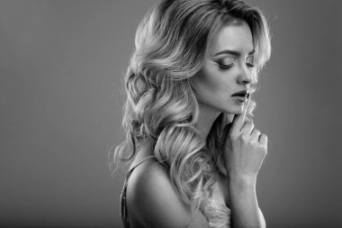 Mükemmel makyaj ve saç stili ile sarışın güzel kadın Güzellik portresi, izole. Spa ve saç, sağlıklı cilt