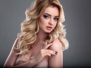 Mükemmel makyaj ve saç stili ile sarışın güzel kadın Güzellik portresi, izole. Spa ve saç, sağlıklı cilt