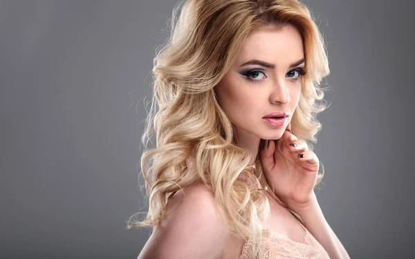 Schoonheid Portret Van Blonde Mooie Vrouw Met Perfecte Make Haarstijl — Stockfoto