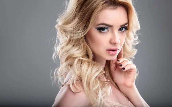 Skönhet Porträtt Blond Vacker Kvinna Med Perfekt Makeup Och Frisyr — Stockfoto