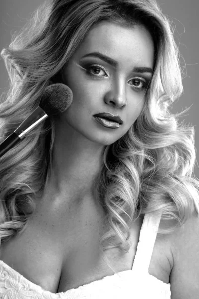 완벽한 메이크업과 스타일 금발의 아름다운 여자의 아름다움 초상화 스파와 건강한 — 스톡 사진