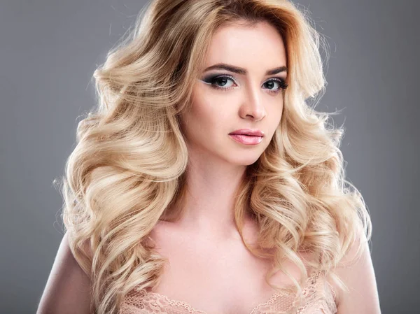 Piękno Portret Blond Piękna Kobieta Doskonałym Makijażu Stylu Włosów Izolowane — Zdjęcie stockowe