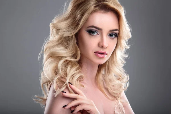 Piękno Portret Blond Piękna Kobieta Doskonałym Makijażu Stylu Włosów Izolowane — Zdjęcie stockowe