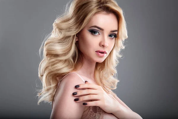 Schönheitsporträt Der Blonden Schönen Frau Mit Perfektem Make Und Frisur — Stockfoto