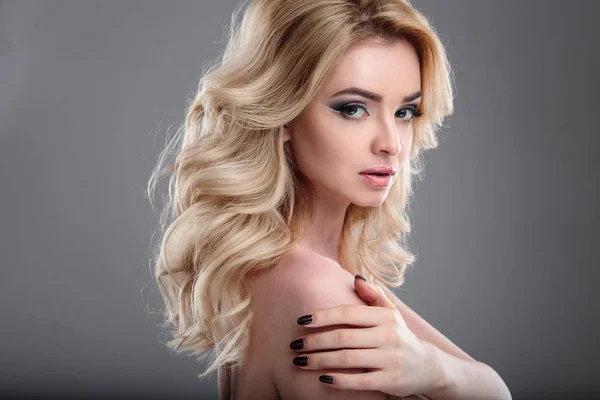 Piękno Portret Blond Piękna Kobieta Doskonałym Makijażu Stylu Włosów Izolowane — Zdjęcie stockowe