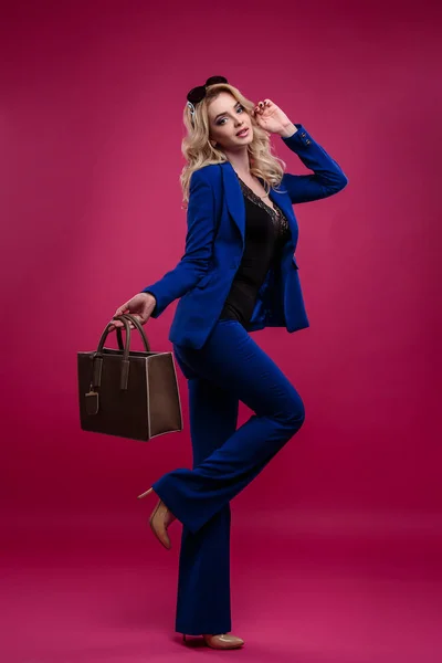Ganska Ung Blond Kvinna Elegant Fashionabla Kostym Hålla Handväska Över — Stockfoto