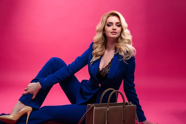 Mulher Loira Muito Jovem Traje Elegante Moda Segurando Bolsa Sobre — Fotografia de Stock