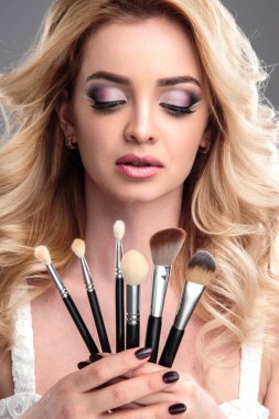 Mükemmel makyaj ve saç stili ile sarışın güzel kadın Güzellik portresi, izole. Spa ve saç, sağlıklı cilt