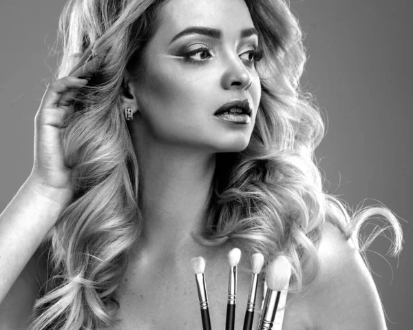 Krásný Portrét Světlé Ženy Dokonalým Make Upem Stylem Vlasů Izolované — Stock fotografie