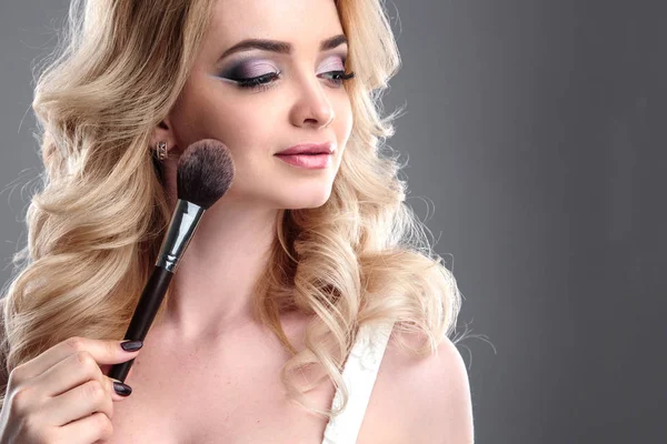 Retrato Belleza Mujer Hermosa Rubia Con Maquillaje Perfecto Peinado Aislado —  Fotos de Stock