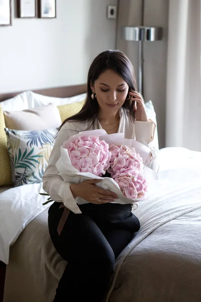 Młoda Kobieta Posiada Delikatny Różowy Hortensji Bukiet Zbliżenie Zdjęcie Domu — Zdjęcie stockowe