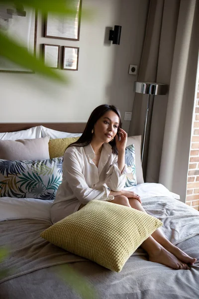 若い女性は 現代の明るく居心地の良いアパートメントで スカンディナヴィアスタイルの休息を持っています ライフスタイル リラクゼーション — ストック写真