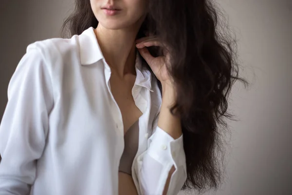 Retrato Mujer Joven Con Pelo Rizado Morena Una Camisa Blanca — Foto de Stock