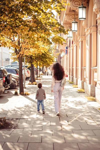 Pequeño Niño Camina Con Madre Parque Otoño — Foto de Stock