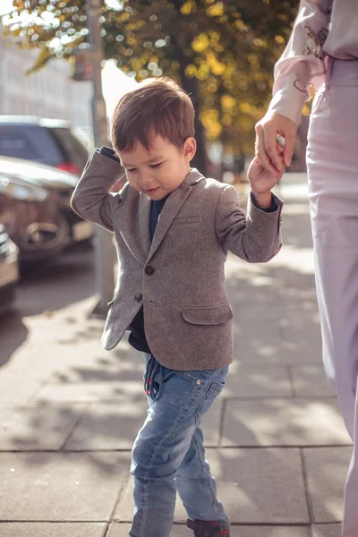 Pequeño Niño Camina Con Madre Parque Otoño — Foto de Stock