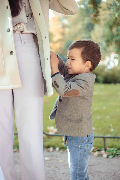 Pequeño Niño Camina Con Madre Parque Otoño — Foto de Stock