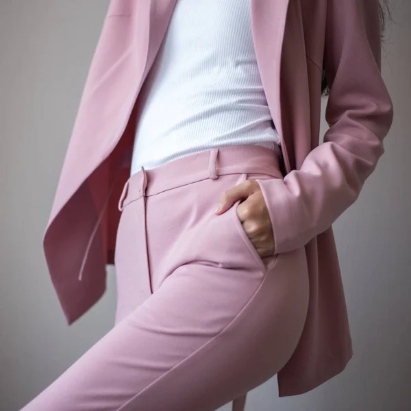 ピンクの衣装を着た若い女性のクローズアップ写真 単純な背景の上に体の一部 ロイヤリティフリーのストック画像