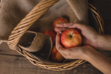 Hasır sepette taze toplanmış elmalar.