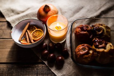 Kavrulmuş elma kestane, mum, tarçın, portakal ve nar ile cam tepsi