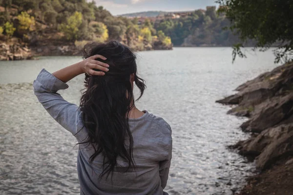 Kobieta Dotykając Jej Włosy Rzece Krajobrazem Buitrafo Lozoya Madryt Hiszpania — Zdjęcie stockowe