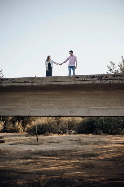 Elele Eski Bir Köprüde Günbatımında Aşık Genç Çift — Stok fotoğraf