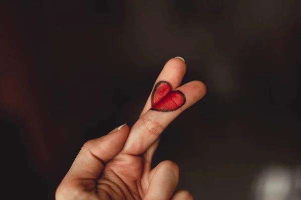 Parmaklar Sevgililer Için Çizilmiş Kalp — Stok fotoğraf