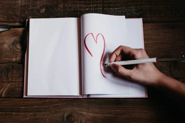 情人节在笔记本上画一颗心 — 图库照片