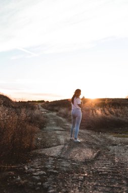 gün batımında genç kadın alanında