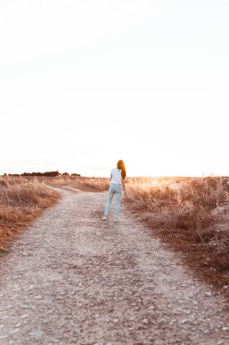 gün batımında alanında çalışan genç kadın