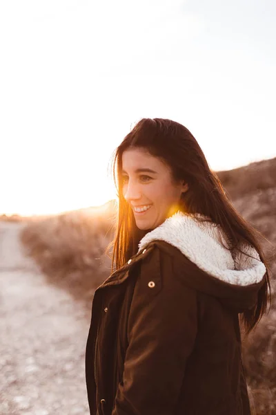 Giovane Donna Ritratto Tramonto Nel Campo — Foto Stock