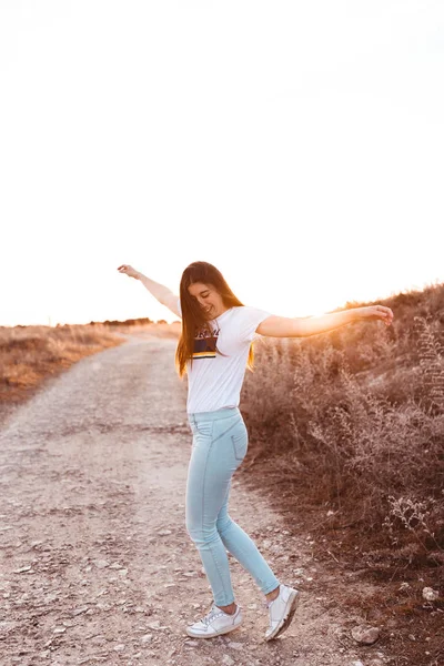 Giovane Donna Tramonto Nel Campo — Foto Stock