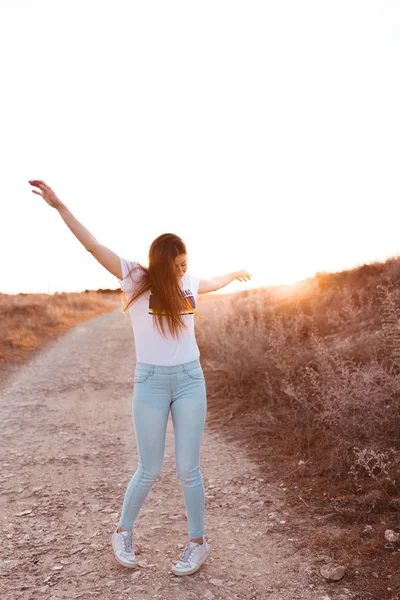 Giovane Donna Che Alza Braccia Tramonto Nel Campo — Foto Stock