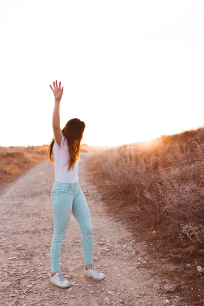 Giovane Donna Che Alza Braccia Tramonto Nel Campo — Foto Stock