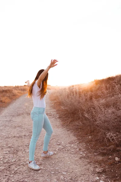 Giovane Donna Che Alza Braccia Tramonto Nel Campo — Foto Stock