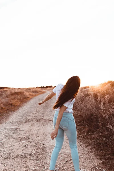 Mujer Joven Atardecer Campo — Foto de Stock