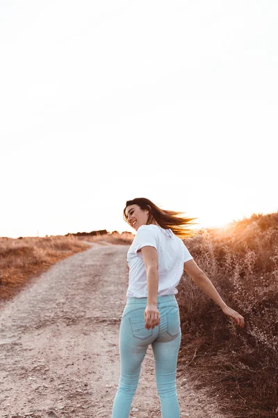 Giovane Donna Che Salta Tramonto Nel Campo — Foto Stock